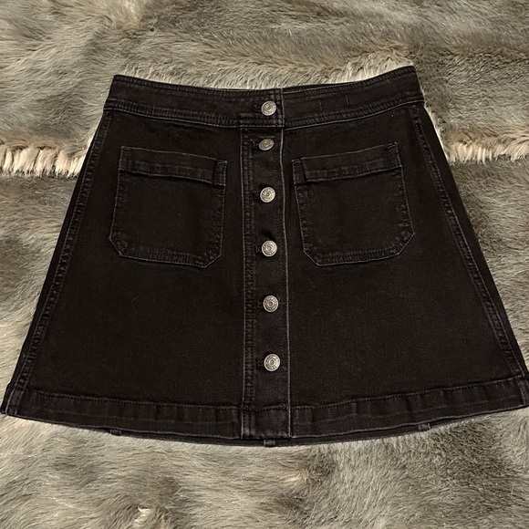 Madewell Stretch Denim A-Line Mini Skirt in Black Frost: Patch Pocket Edition - Picture 2 of 7